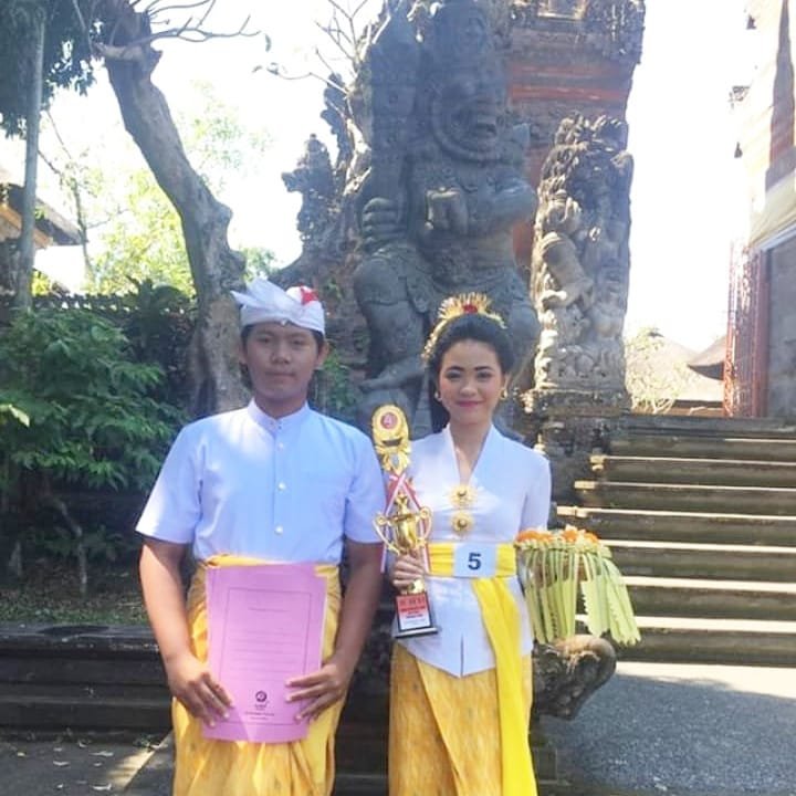 48. Agus Mahadi Saputra - Juara 1 Lomba Busana Adat Ke Pura Berpasangan