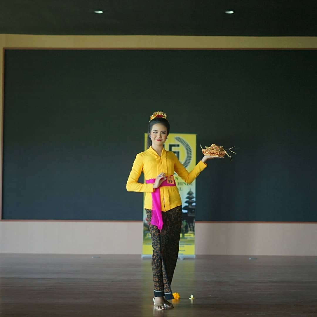61. Vivia Kristina Yunianti - Juara Harapan 1 Lomba Busana Adat Ke Pura Tingkat SMA