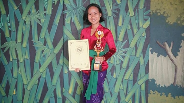 62. Ni Kadek Krisna Dwi Patrisia - Juara 3 Lomba Baca Puisi Bahasa Bali Tingkat. SMA