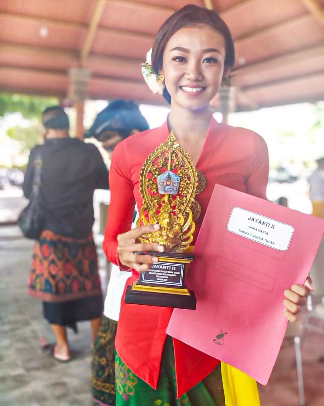 9. A. A. Istri Mas Trisna Mayuni Juara 2 Lomba MC Bahasa